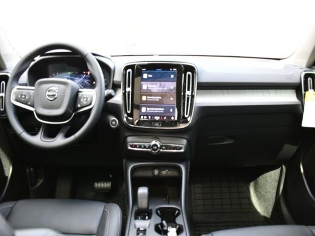 2025 Volvo XC40 B5 Core
