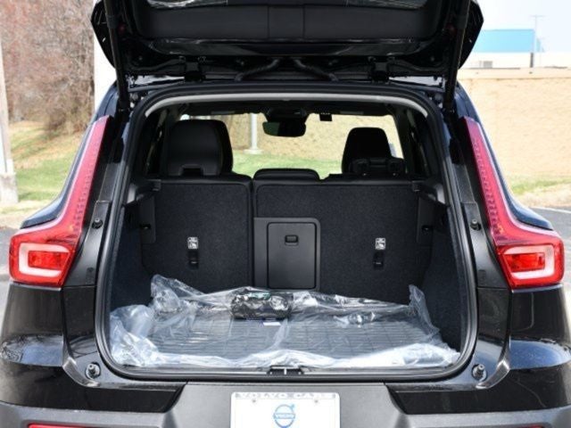 2025 Volvo XC40 B5 Core