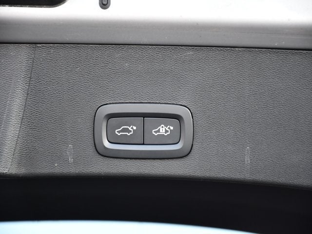 2025 Volvo XC40 B5 Core