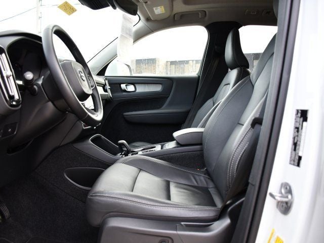 2025 Volvo XC40 B5 Core