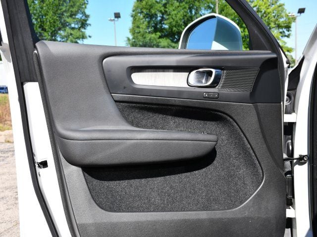 2023 Volvo XC40 B5 Plus Bright Theme