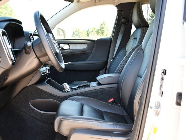 2023 Volvo XC40 B5 Plus Bright Theme