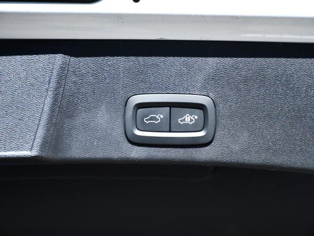 2023 Volvo XC40 B5 Plus Bright Theme
