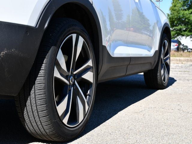 2023 Volvo XC40 B5 Plus Bright Theme