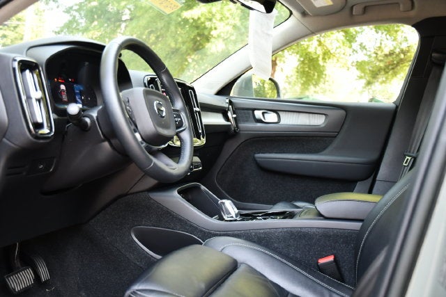2023 Volvo XC40 B5 Plus Bright Theme