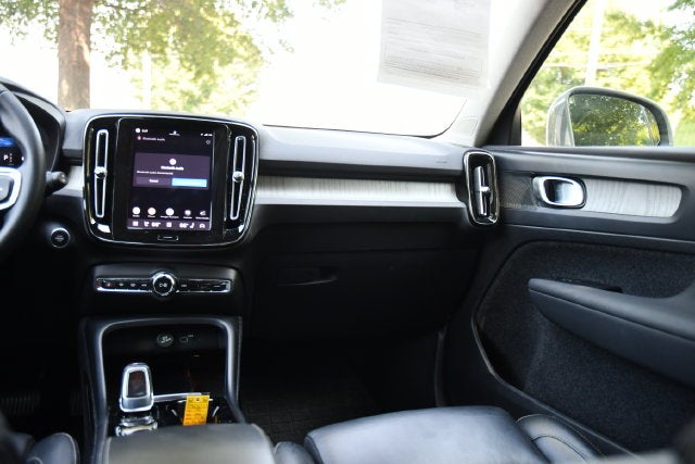 2023 Volvo XC40 B5 Plus Bright Theme