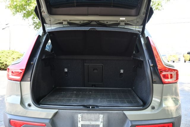 2023 Volvo XC40 B5 Plus Bright Theme