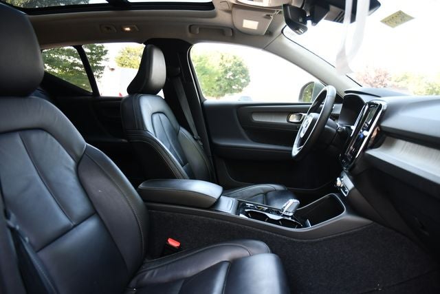2023 Volvo XC40 B5 Plus Bright Theme