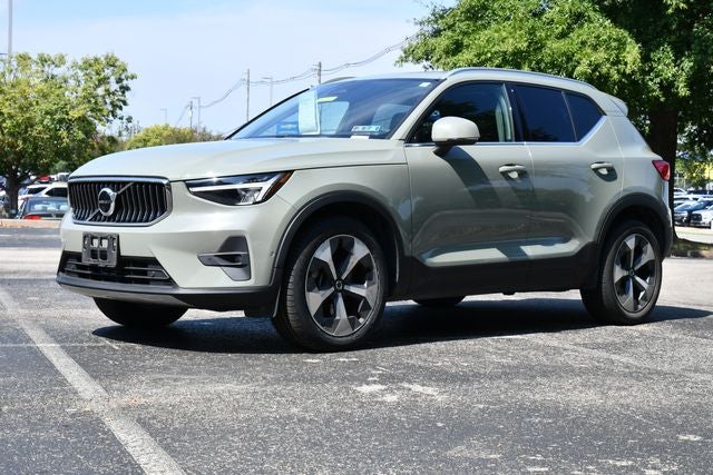 2023 Volvo XC40 B5 Plus Bright Theme