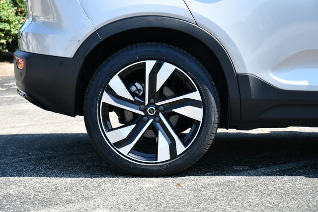 2023 Volvo XC40 B5 Plus Dark Theme