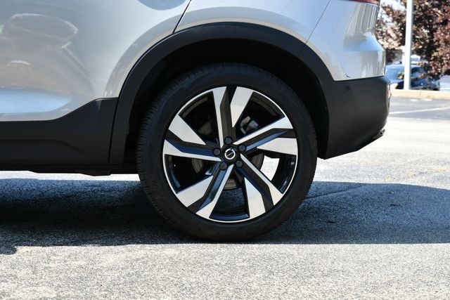 2023 Volvo XC40 B5 Plus Dark Theme