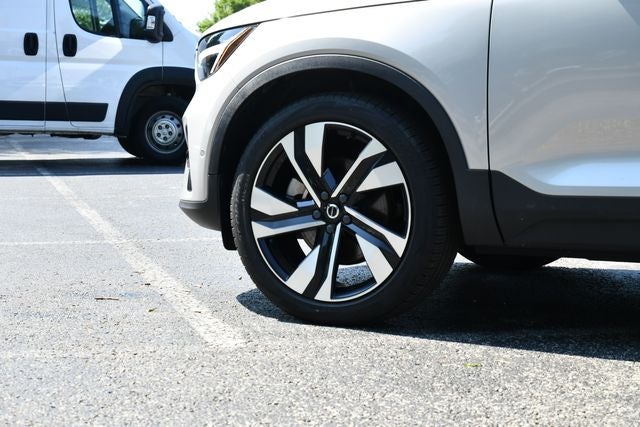 2023 Volvo XC40 B5 Plus Dark Theme