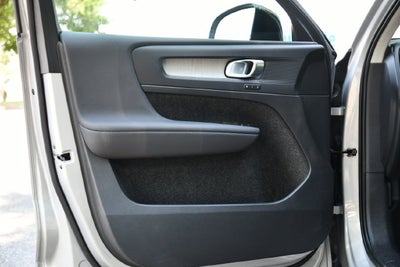 2023 Volvo XC40 B5 Plus Dark Theme
