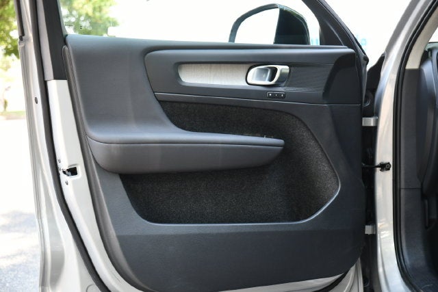 2023 Volvo XC40 B5 Plus Dark Theme