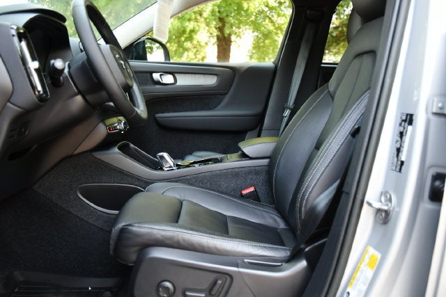 2023 Volvo XC40 B5 Plus Dark Theme