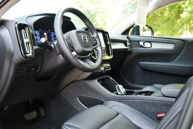 2023 Volvo XC40 B5 Plus Dark Theme
