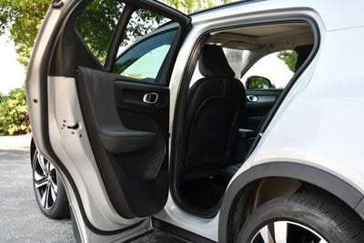 2023 Volvo XC40 B5 Plus Dark Theme
