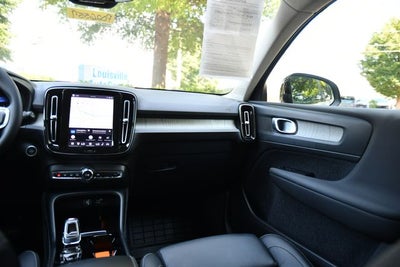 2023 Volvo XC40 B5 Plus Dark Theme