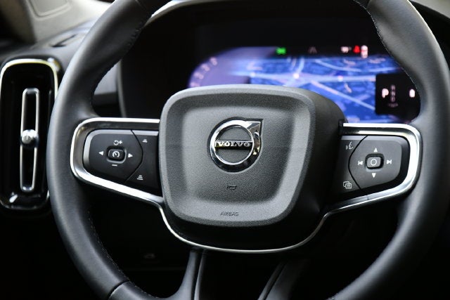 2023 Volvo XC40 B5 Plus Dark Theme