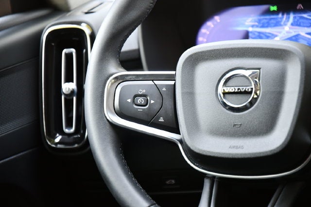 2023 Volvo XC40 B5 Plus Dark Theme