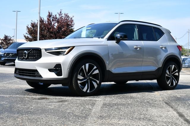 2023 Volvo XC40 B5 Plus Dark Theme