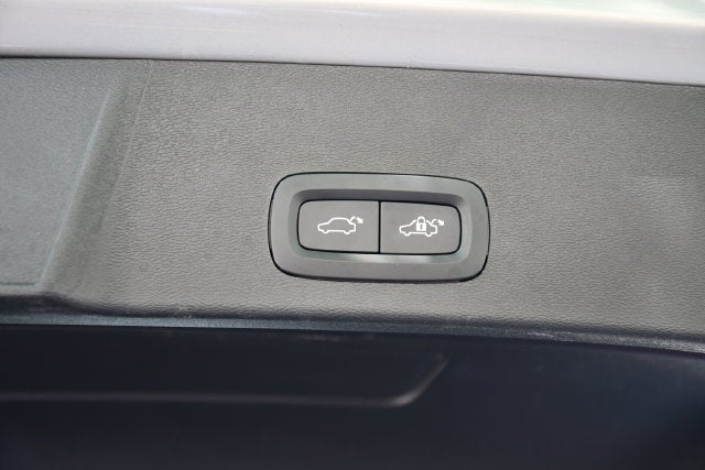 2023 Volvo XC40 B5 Plus Dark Theme