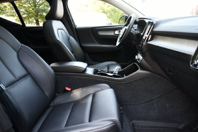 2023 Volvo XC40 B5 Plus Dark Theme