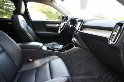2023 Volvo XC40 B5 Plus Dark Theme