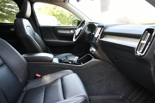 2023 Volvo XC40 B5 Plus Dark Theme