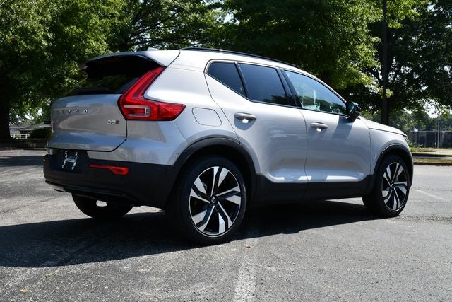2023 Volvo XC40 B5 Plus Dark Theme