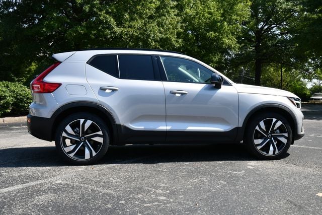 2023 Volvo XC40 B5 Plus Dark Theme