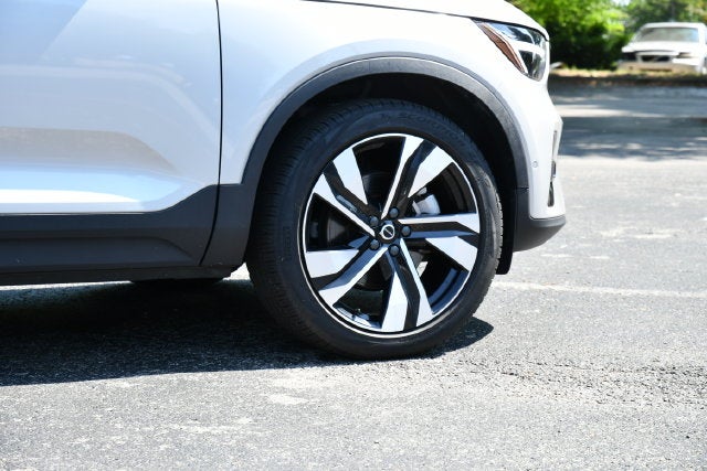 2023 Volvo XC40 B5 Plus Dark Theme