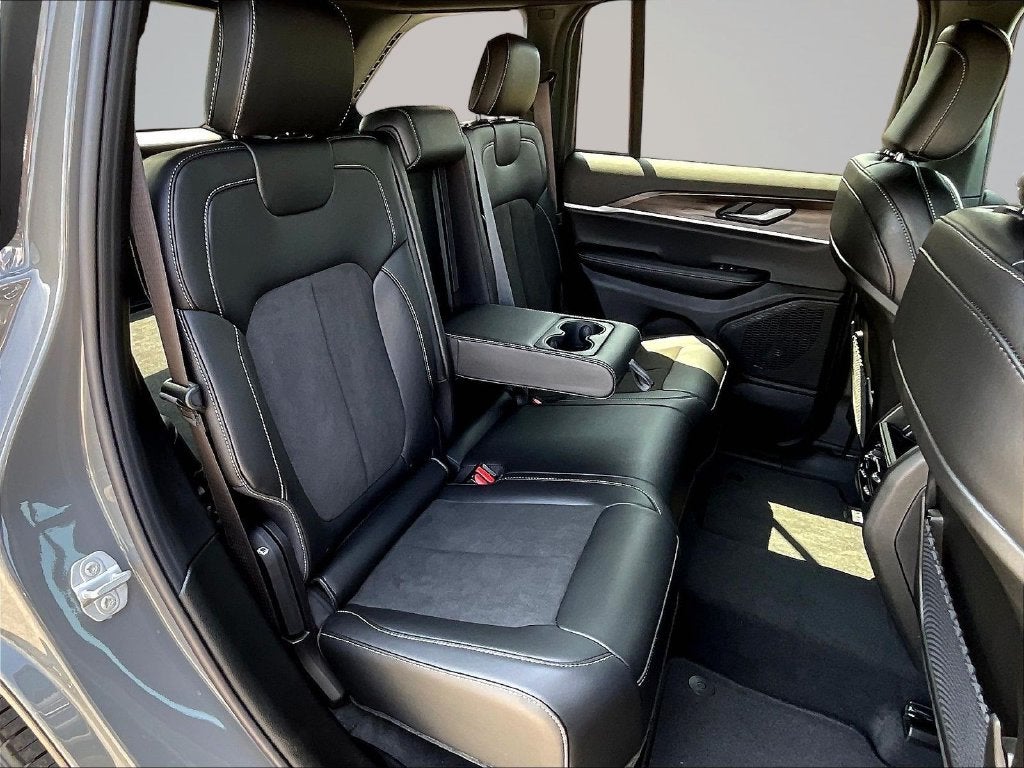 2027 Jeep Grand Cherokee Altitude