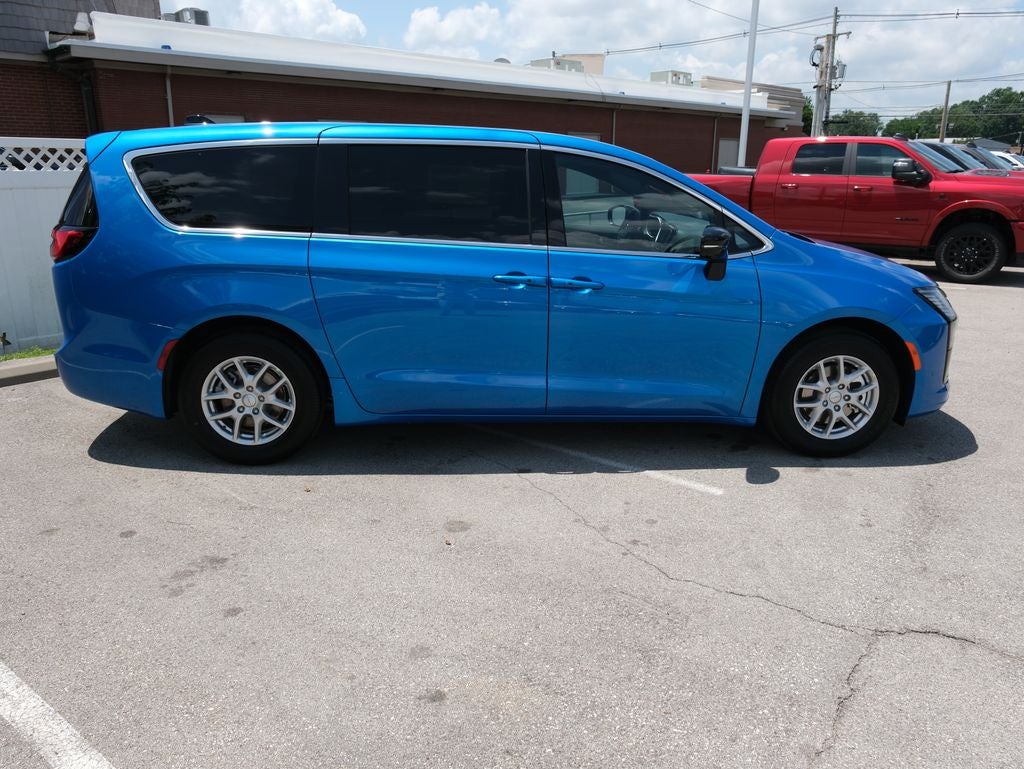 2027 Chrysler Pacifica Select