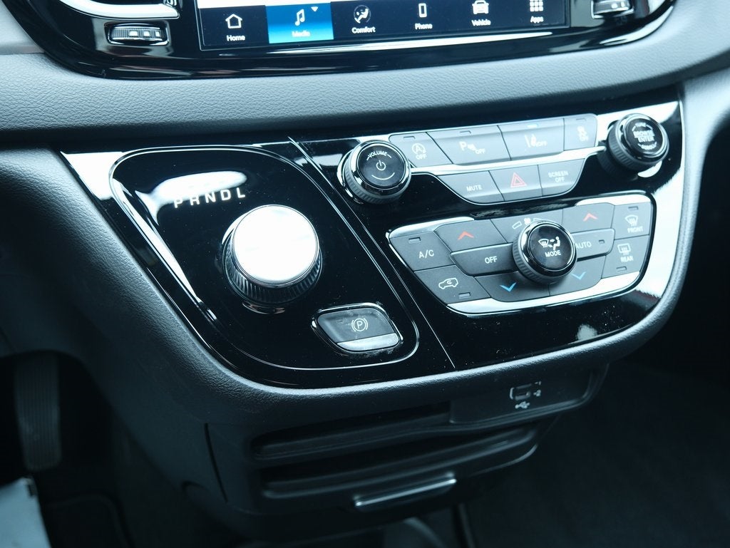 2026 Chrysler Voyager LX