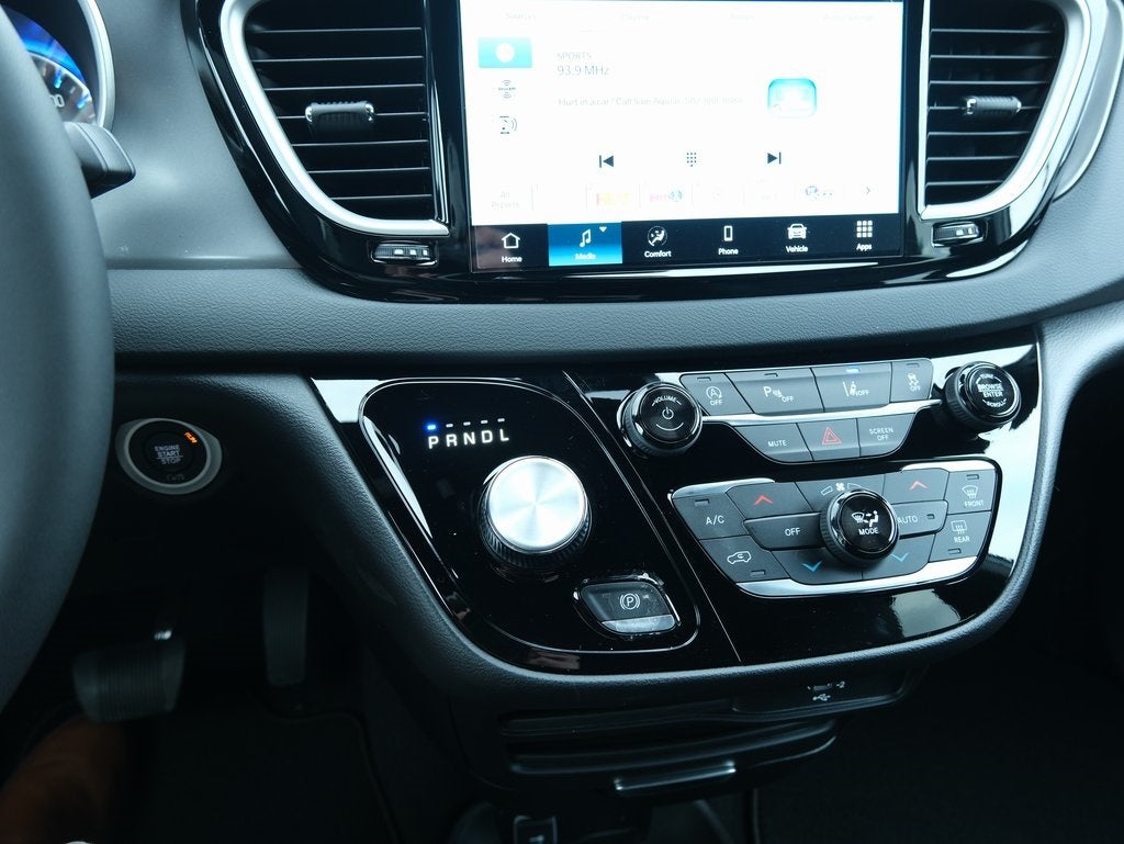 2026 Chrysler Voyager LX