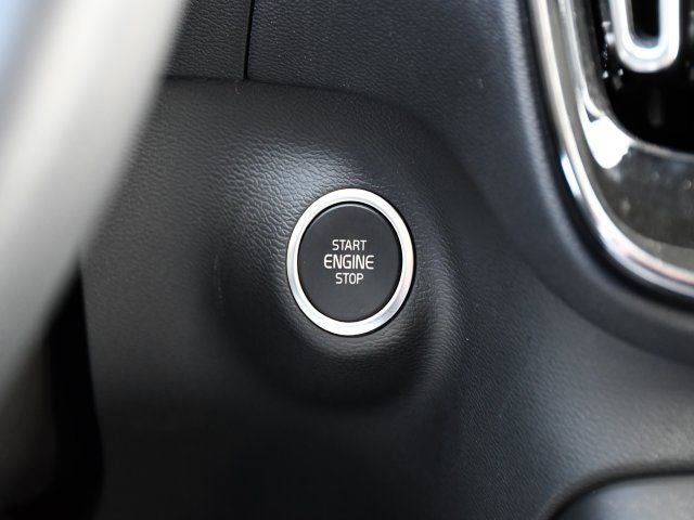 2025 Volvo XC40 B5 Plus Bright Theme