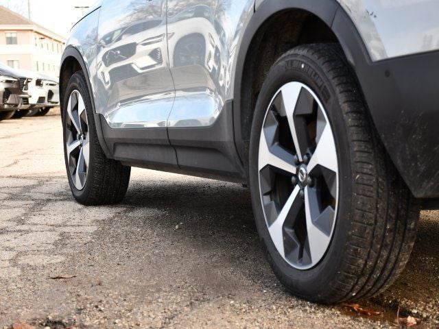 2025 Volvo XC40 B5 Plus Bright Theme