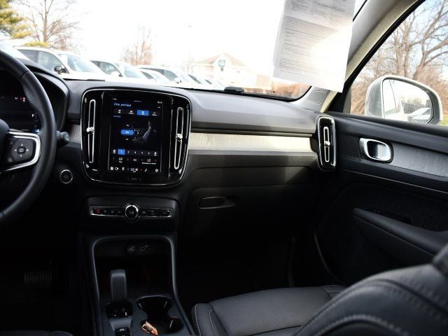 2025 Volvo XC40 B5 Core