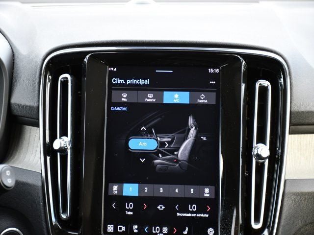 2025 Volvo XC40 B5 Core