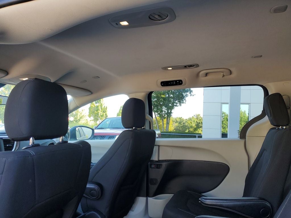2022 Chrysler Voyager LX