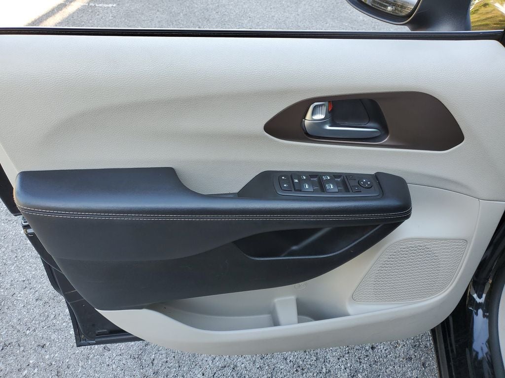 2022 Chrysler Voyager LX