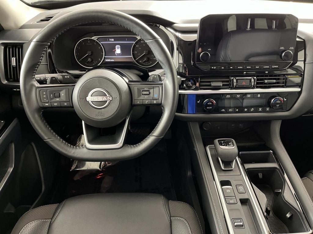 2025 Nissan Pathfinder SL