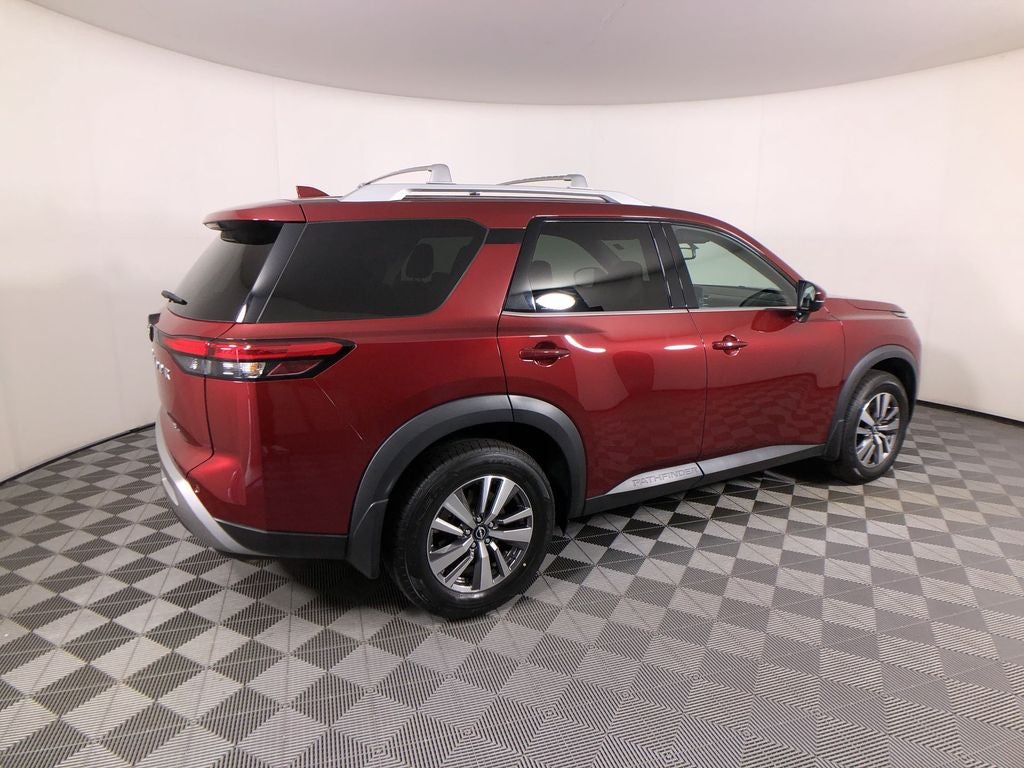 2022 Nissan Pathfinder SL