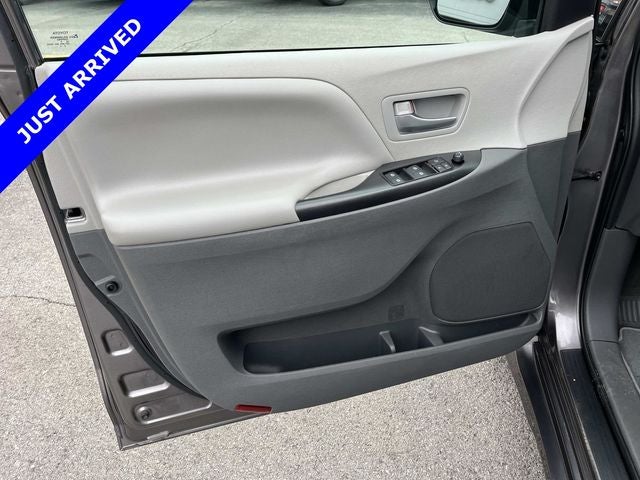 2020 Toyota Sienna LE 7 Passenger