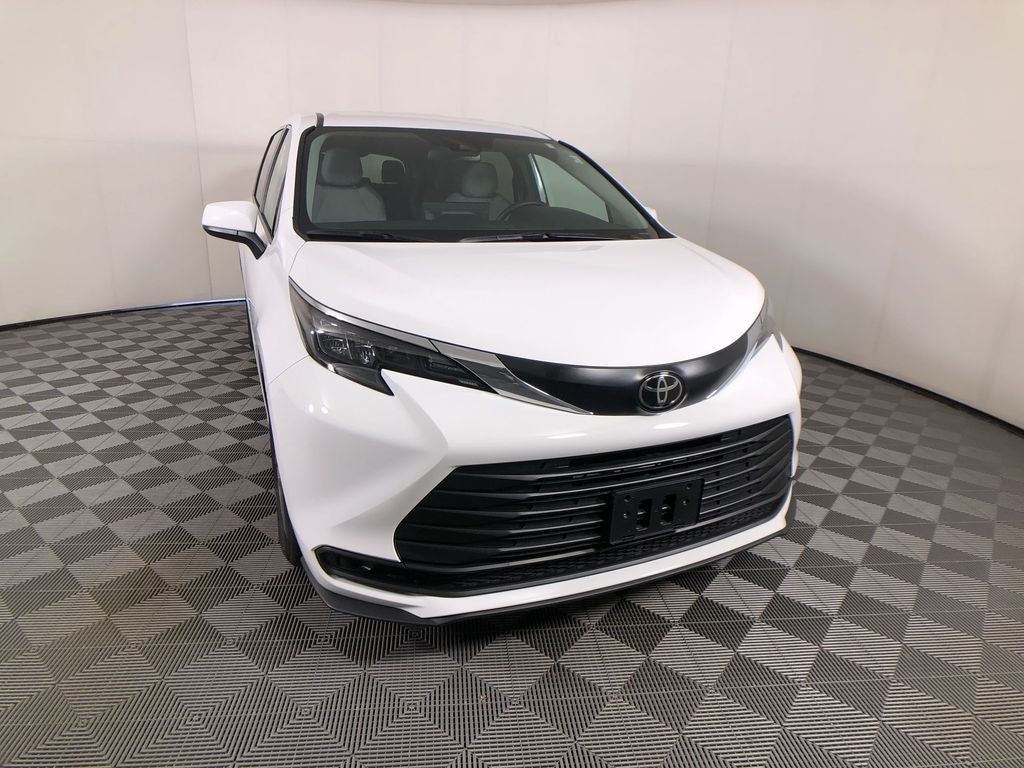 2026 Toyota Sienna LE 8 Passenger