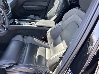 2022 Volvo XC60 R-Design