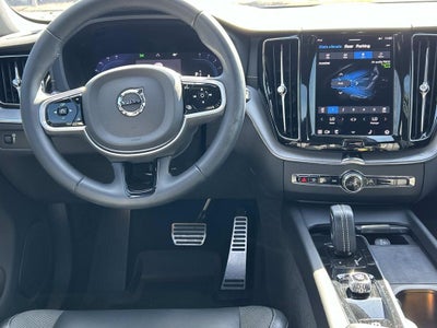 2022 Volvo XC60 R-Design