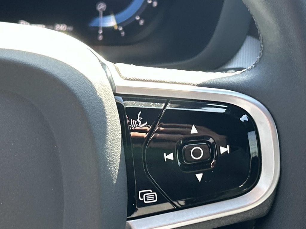 2022 Volvo XC60 R-Design