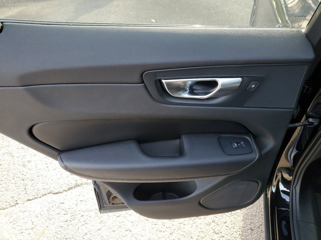 2024 Volvo XC60 B5 Ultimate Dark Theme